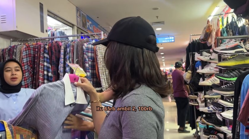 9 Potret Nikita Willy belanja thrifting ke Pasar Senen, kaget ada baju yang tak mampu kebeli suaminya