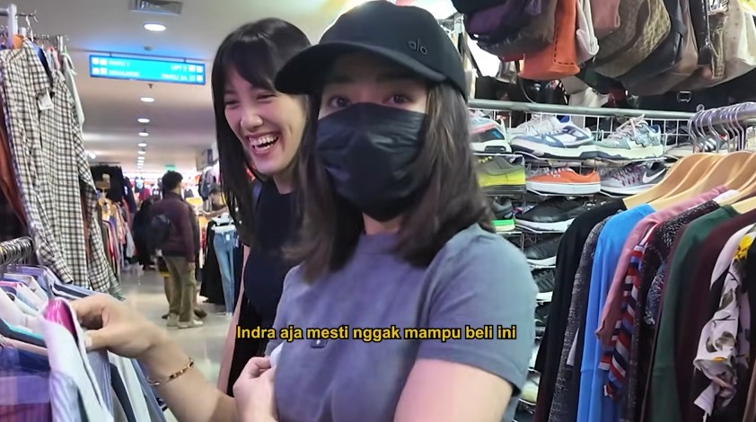 9 Potret Nikita Willy belanja thrifting ke Pasar Senen, kaget ada baju yang tak mampu kebeli suaminya