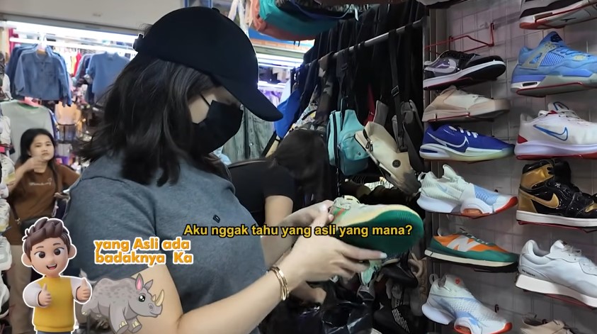 9 Potret Nikita Willy belanja thrifting ke Pasar Senen, kaget ada baju yang tak mampu kebeli suaminya