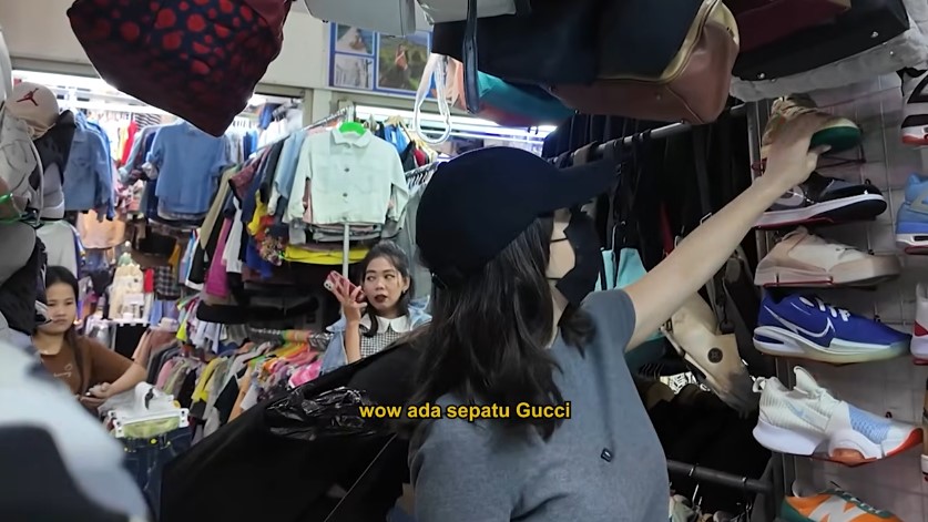 9 Potret Nikita Willy belanja thrifting ke Pasar Senen, kaget ada baju yang tak mampu kebeli suaminya