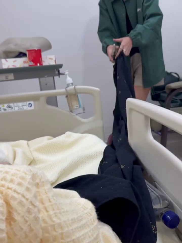 Disebut jarang dampingi suami, ini 9 momen Sheila Dara temani Vidi Aldiano berobat di Penang