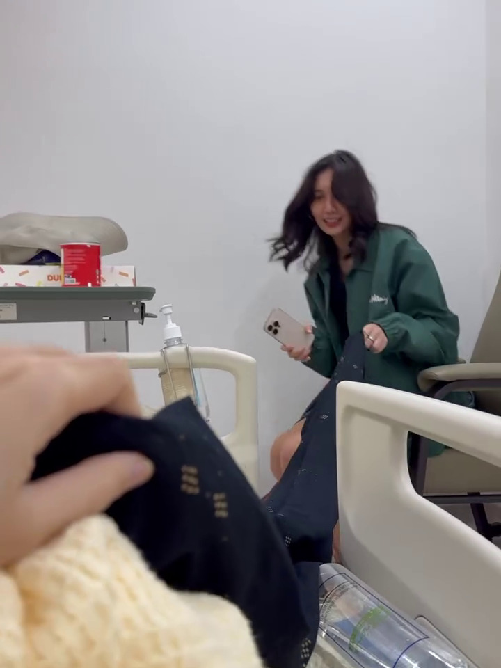 Disebut jarang dampingi suami, ini 9 momen Sheila Dara temani Vidi Aldiano berobat di Penang