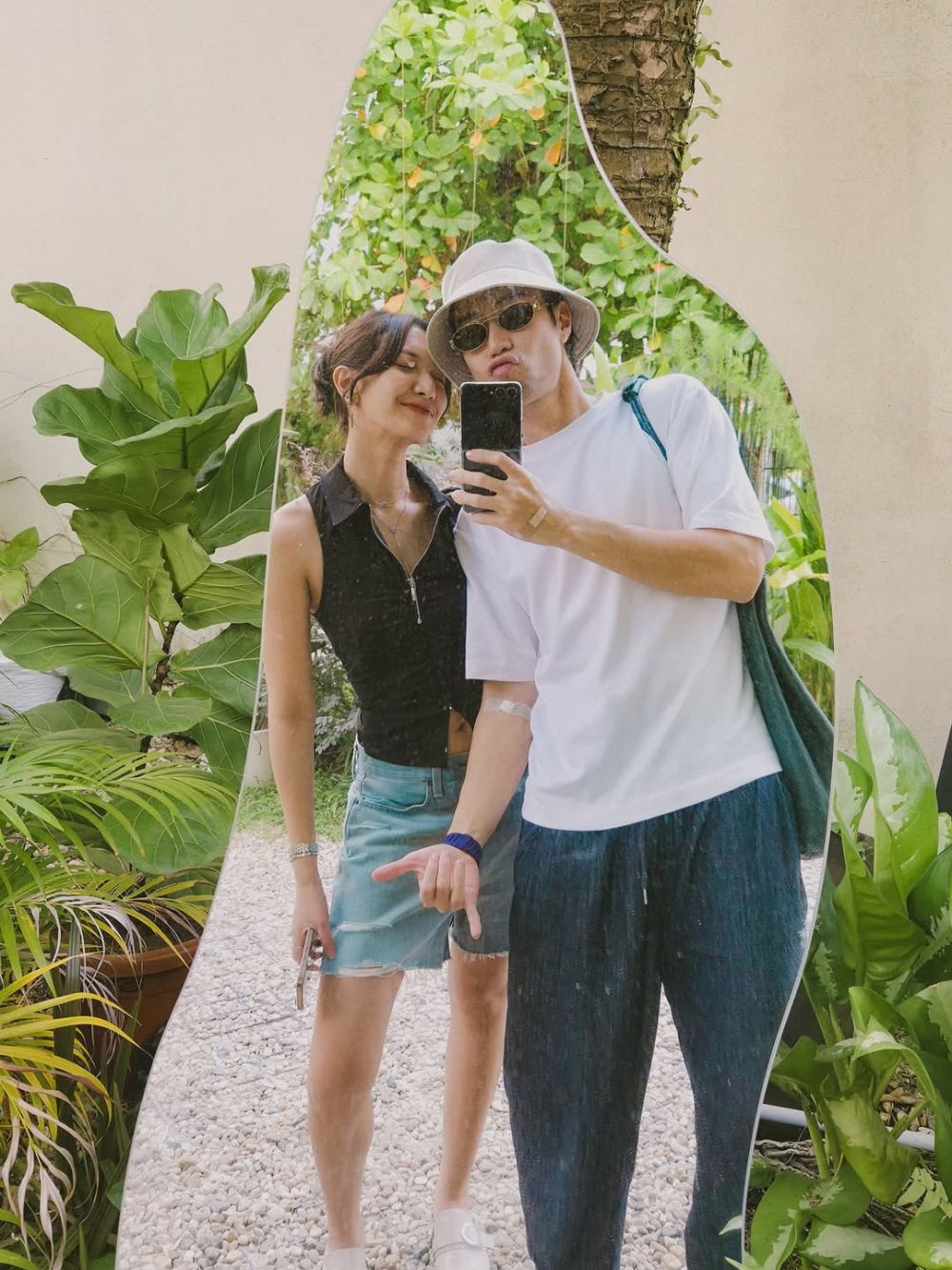 Disebut jarang dampingi suami, ini 9 momen Sheila Dara temani Vidi Aldiano berobat di Penang