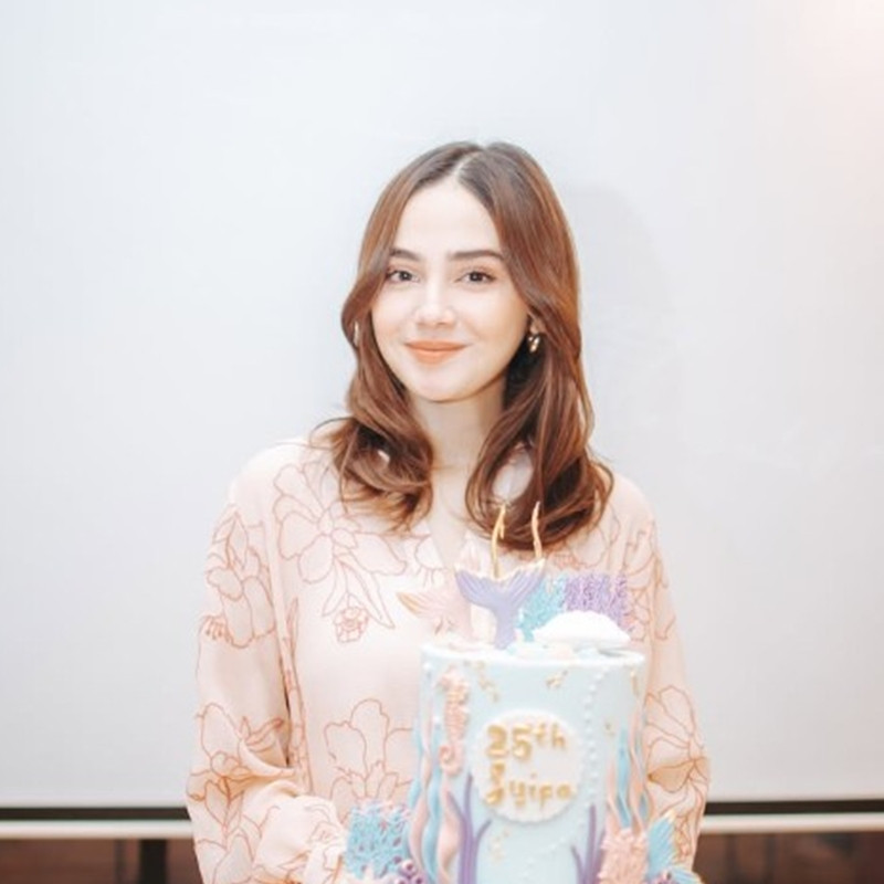 Tampil fresh dengan oranye look, ini 7 potret makeup Syifa Hadju saat rayakan ultah bareng fans