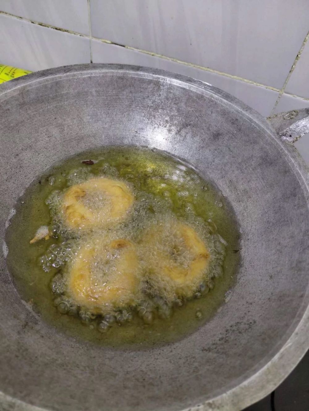 8 Potret tutorial unfaedah bikin donat ini hasilnya nggak setinggi ekspektasi orang tua