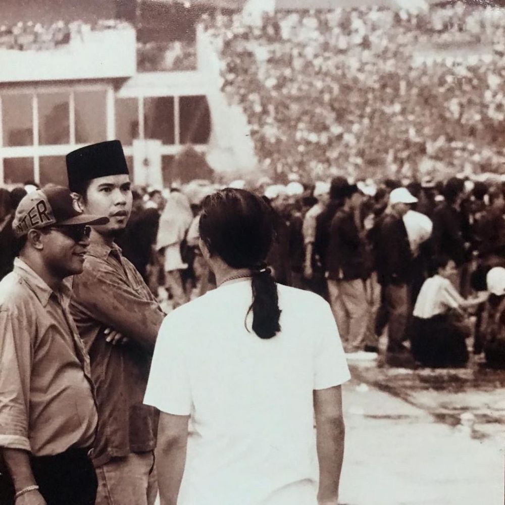 Parasnya nggak kalah cantik sama sekarang, ini potret lawas 7 penyanyi era 90-an saat kuliah