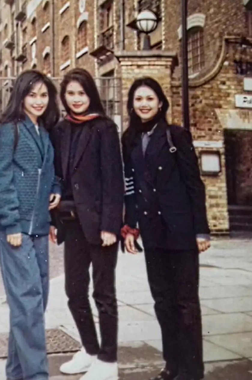 Parasnya nggak kalah cantik sama sekarang, ini potret lawas 7 penyanyi era 90-an saat kuliah