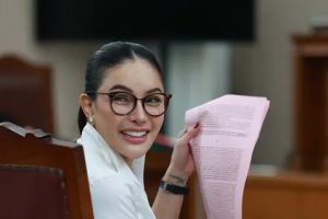 Nikita Mirzani bongkar borok produk skincare Reza Gladys di Sidang: “Tidak berizin, saya ada buktinya”