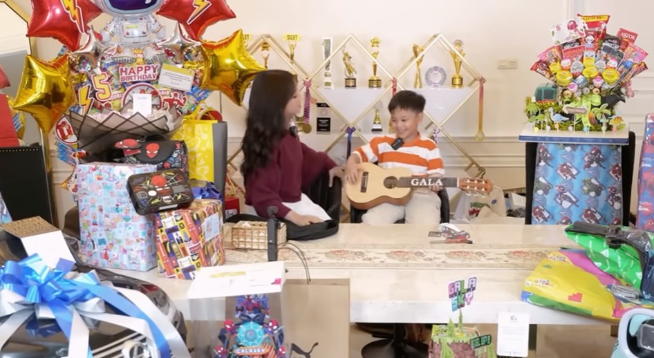 7 Potret Fuji unboxing kado ultah Gala dari keluarga Doddy Sudrajat, reaksi hangatnya bikin salut