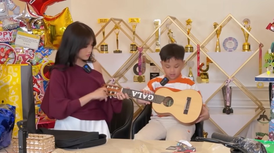 7 Potret Fuji unboxing kado ultah Gala dari keluarga Doddy Sudrajat, reaksi hangatnya bikin salut