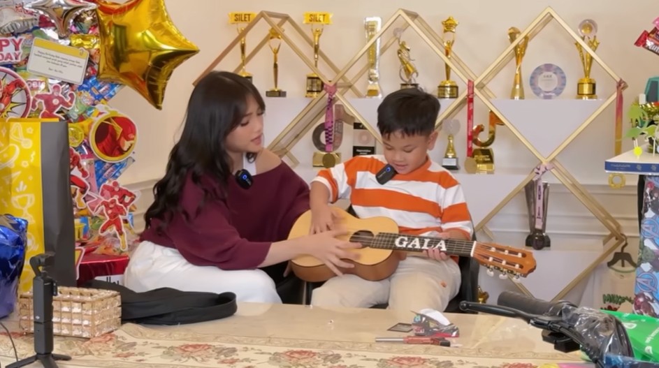 7 Potret Fuji unboxing kado ultah Gala dari keluarga Doddy Sudrajat, reaksi hangatnya bikin salut