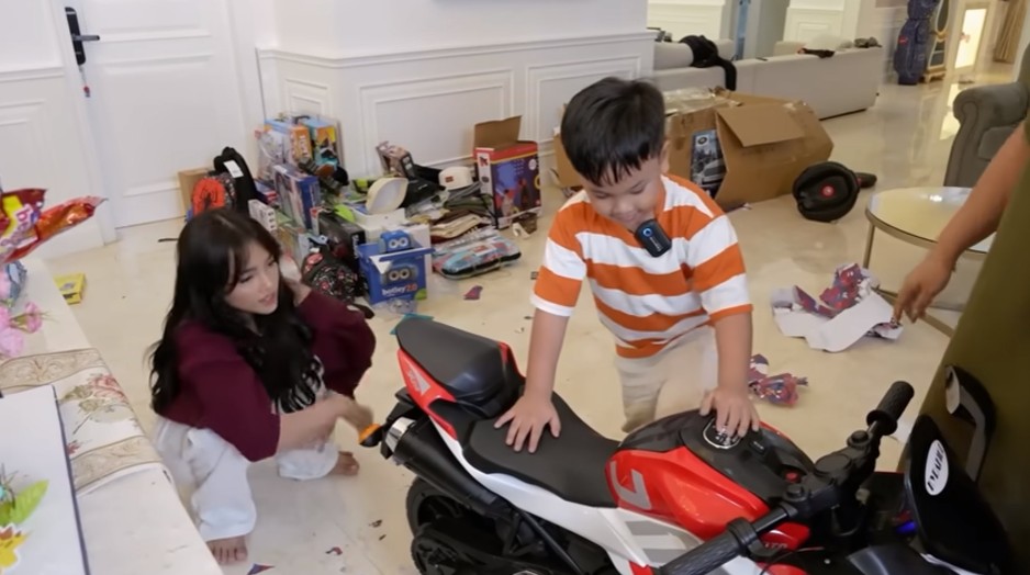 7 Potret Fuji unboxing kado ultah Gala dari keluarga Doddy Sudrajat, reaksi hangatnya bikin salut