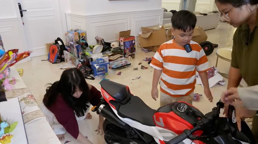 Respons adem Doddy Sudrajat dan Mayang usai Fuji pamerkan momen unboxing kado ultah Gala ke-5