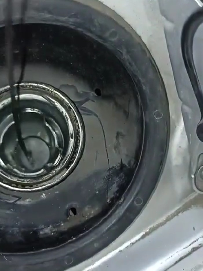 Menduga kena sabotase, Dwi Sasono kaget tangki bensin mobilnya penuh garam, ini 7 potret buktinya