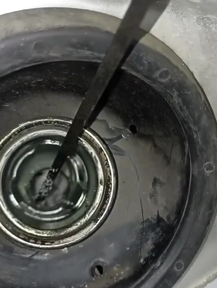 Menduga kena sabotase, Dwi Sasono kaget tangki bensin mobilnya penuh garam, ini 7 potret buktinya