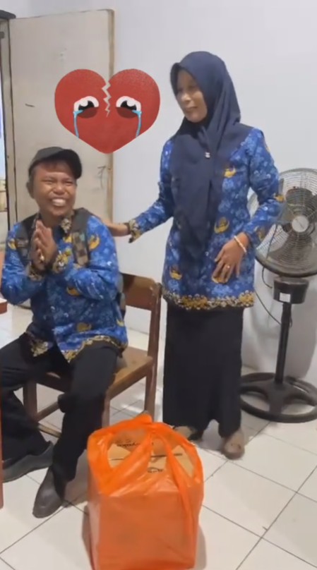 Kesabaran membuahkan hasil, bapak-bapak ini 20 tahun jadi cleaning service, terharu usai lolos PPPK