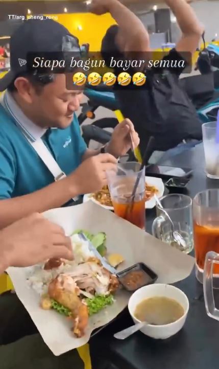 Bapak-bapak ini bikin aturan yang pertama bangun dia yang bayar, sampai hujan deras semua bergeming