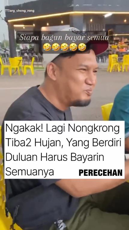 Bapak-bapak ini bikin aturan yang pertama bangun dia yang bayar, sampai hujan deras semua bergeming