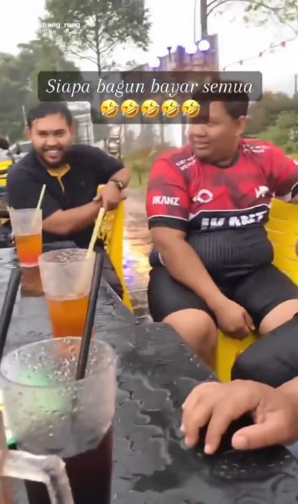 Bapak-bapak ini bikin aturan yang pertama bangun dia yang bayar, sampai hujan deras semua bergeming