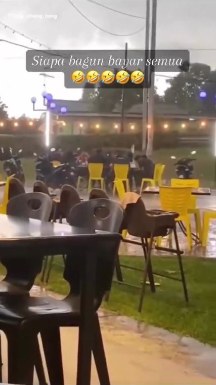 Bapak-bapak ini bikin aturan yang pertama bangun dia yang bayar, sampai hujan deras semua bergeming