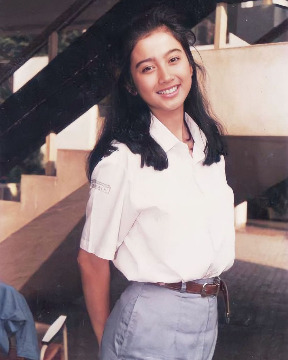 Pantas jadi finalis Gadis Sampul, ini 7 potret lawas Desy Ratnasari saat SMA, cantiknya tak luntur