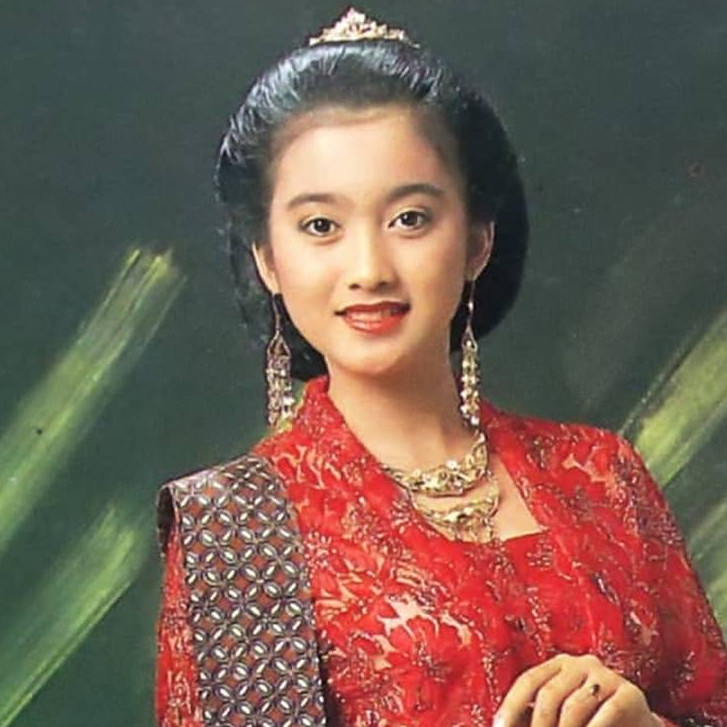 Pantas jadi finalis Gadis Sampul, ini 7 potret lawas Desy Ratnasari saat SMA, cantiknya tak luntur