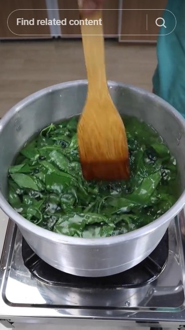 Cara masak daun singkong rebus sederhana, tetap hijau cantik cuma pakai baking soda