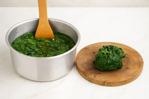 Cara masak daun singkong rebus sederhana, tetap hijau cantik cuma pakai baking soda