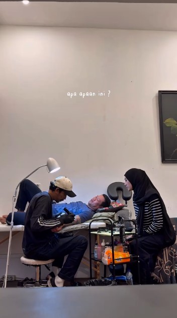 Aksinya antarkan calon suami bikin tato sebelum ikrar mualaf disorot, begini penjelasan Clara Shinta