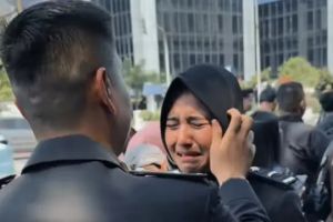 Potret kakak berpangkat bintara polisi temani adiknya dilantik jadi perwira, ketegarannya bikin haru