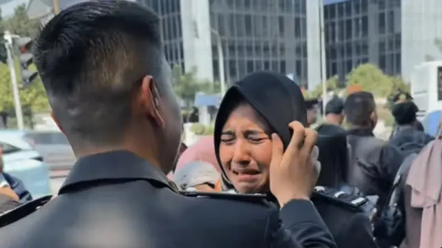 Potret kakak berpangkat bintara polisi temani adiknya dilantik jadi perwira, ketegarannya bikin haru