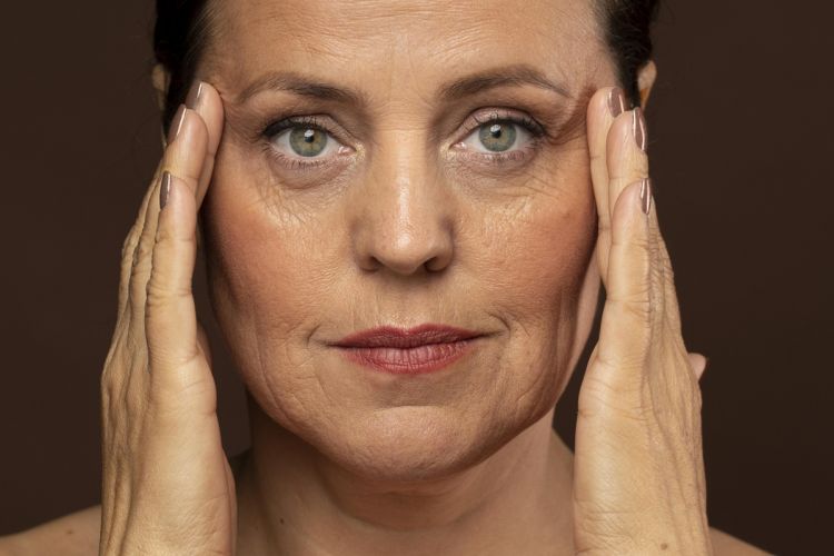 Kulit langsung kencang dan glowing, ini cara hempaskan kerutan wajah pakai masker kolagen alami