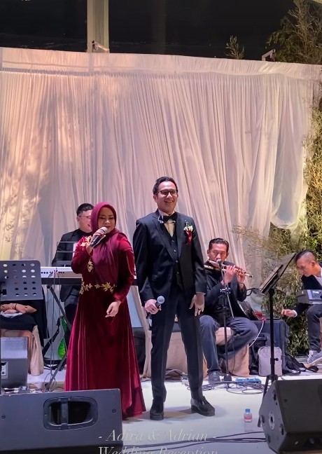 Tampil kompak meski sudah cerai, 9 potret Ikke Nurjanah duet bareng Aldi Bragi sambut pernikahan anak