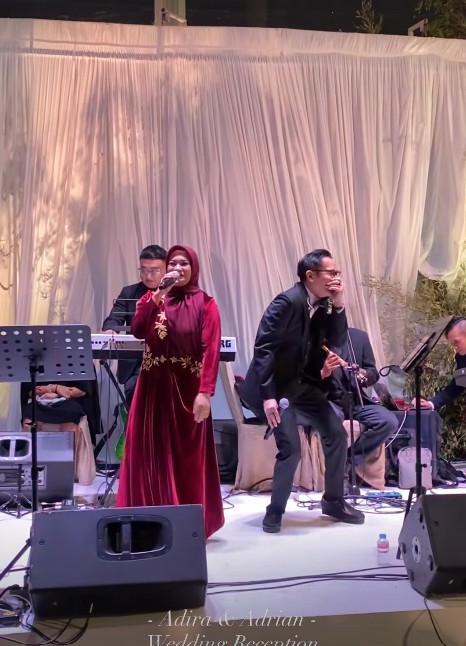 Tampil kompak meski sudah cerai, 9 potret Ikke Nurjanah duet bareng Aldi Bragi sambut pernikahan anak