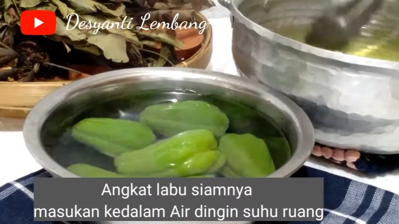 Trik merebus labu siam untuk lalapan, dijamin matang sempurna & nggak pucat