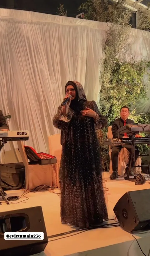 Acara bertabur artis senior, ini gaya 7 seleb hadir di nikahan anak Ikke Nurjanah dan Aldi Bragi