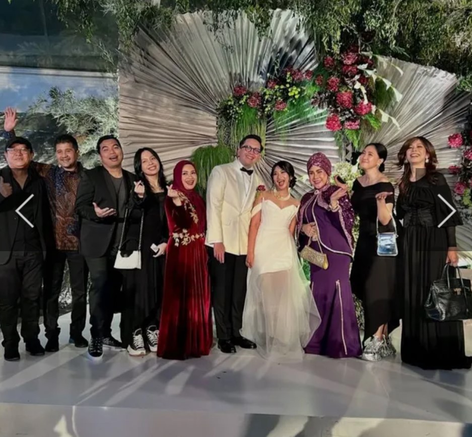 Acara bertabur artis senior, ini gaya 7 seleb hadir di nikahan anak Ikke Nurjanah dan Aldi Bragi
