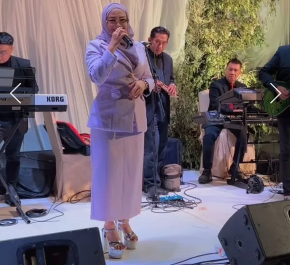 Acara bertabur artis senior, ini gaya 7 seleb hadir di nikahan anak Ikke Nurjanah dan Aldi Bragi