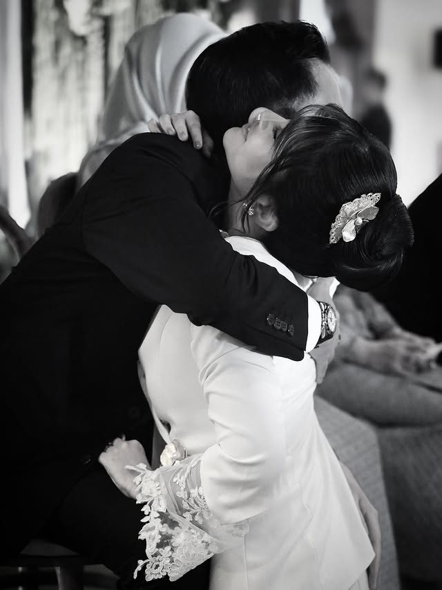 Ikke Nurjanah dan Aldi Bragi menangis haru di pernikahan putrinya Adira Kania