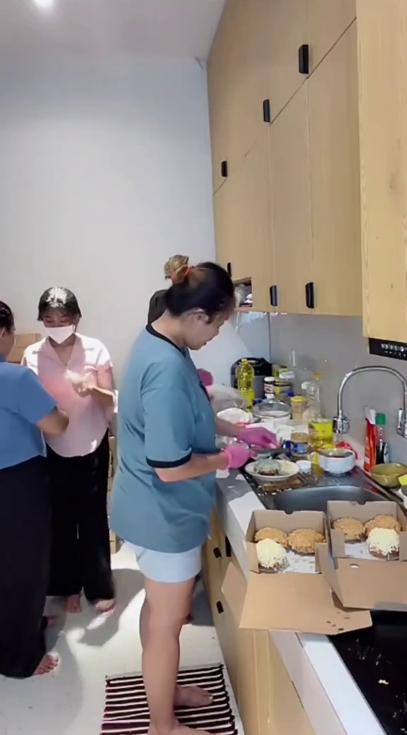 Donatnya viral, kini Pinkan Mambo miliki karyawan dan cara masaknya diganti, jadi sorotan