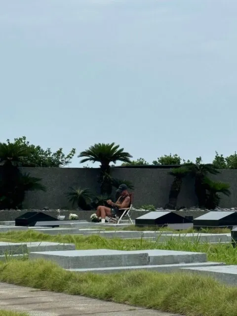 Potret kesetiaan DJ Koo, setiap hari duduk berjam-jam di makan Barbie Hsu, tak peduli diguyur hujan