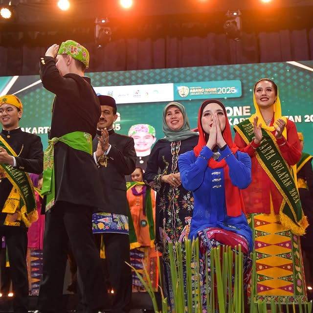 Ikuti jejak sang ibu, 9 potret Isabel Azhari anak Ayu Azhari menang None Jakarta Selatan 2025