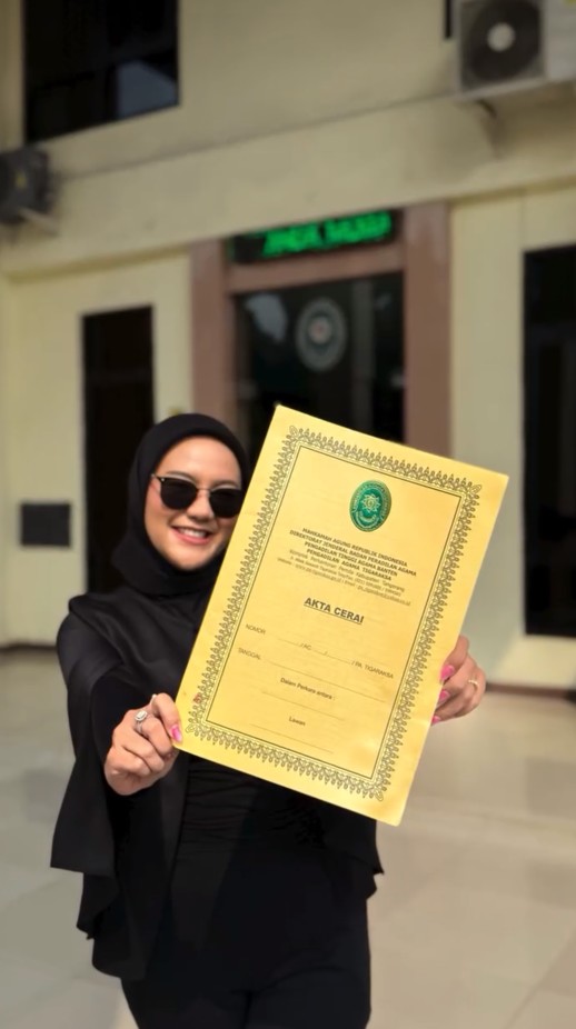 Pamer surat cerai, wanita ini senyum bahagia akhirnya pisah dari suami, ternyata sosoknya pernah viral
