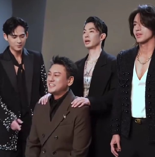 9 Potret di balik layar pemotretan terbaru anggota F4 Meteor Garden, Vic Zhou kian tua makin ganteng