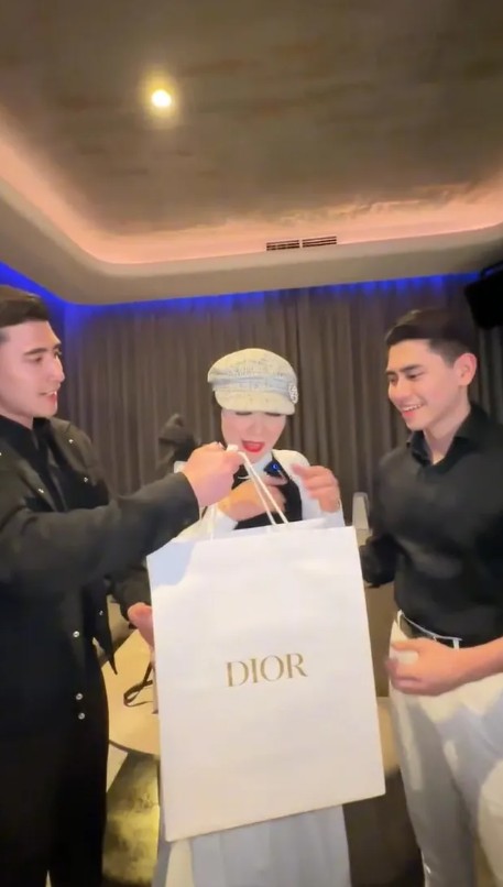 9 Potret Venna Melinda ultah ke-53, keakraban Fuji dengan keluarga Verrell Bramasta bikin fans baper