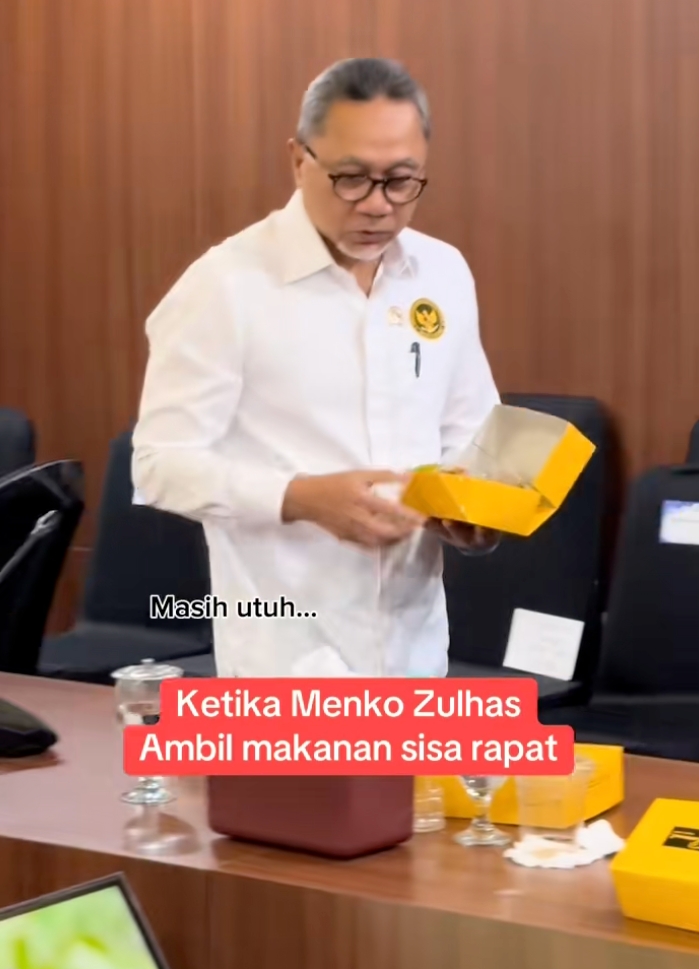 Aksi Menko Pangan Indonesia Zulkifli Hasan kumpulin kue rapat jadi 1 kotak, kira-kira dikasih siapa?