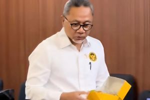 Aksi Menko Pangan Indonesia Zulkifli Hasan kumpulin kue rapat jadi 1 kotak, kira-kira dikasih siapa?