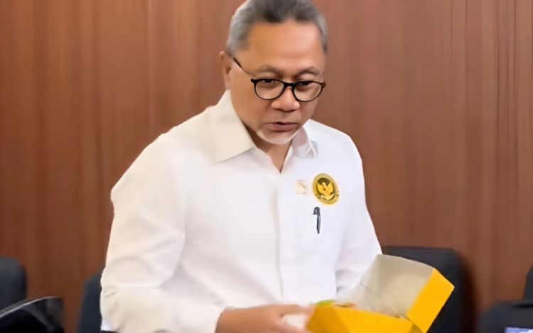 Aksi Menko Pangan Indonesia Zulkifli Hasan kumpulin kue rapat jadi 1 kotak, kira-kira dikasih siapa?