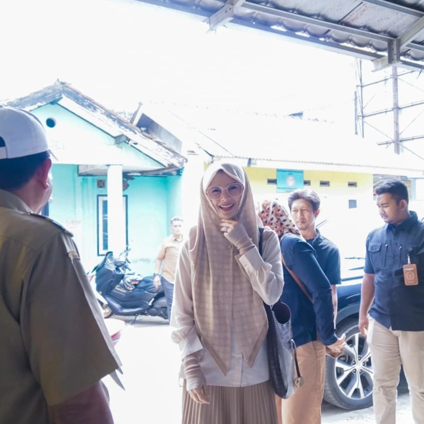9 Potret Jihan Fahira sambangi warga saat reses anggota DPD, penampilannya dipuji karena bersahaja pol