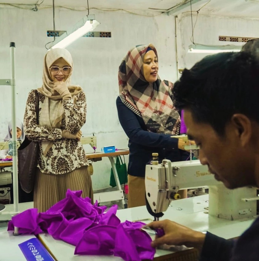 9 Potret Jihan Fahira sambangi warga saat reses anggota DPD, penampilannya dipuji karena bersahaja pol